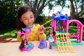 Игрален комплект Enchantimals "Детска площадка" с две кукли