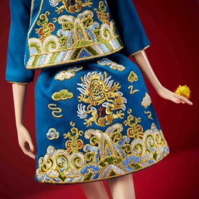 Колекционерска кукла Барби Лунна нова година 2023, проектирана от Guo Pei