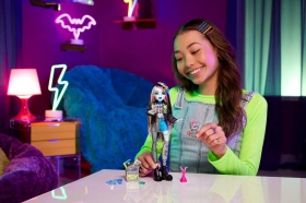 Модна кукла Monster High, Frankie Stein с аксесоари и домашен любимец кученцето Уотзи