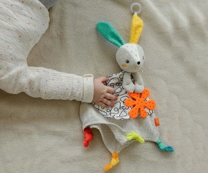 babyFEHN - Кърпа за гушкане зайче DoBabyDoo, 40 см