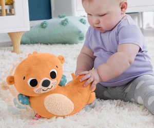 Плюшена сензорна играчка вид за игра по корем 2 в 1 Fisher Price