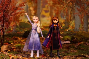 Игрален комплект с 4 кукли Disney Frozen II -  Анна,Елза,Хънимарен и Райдър