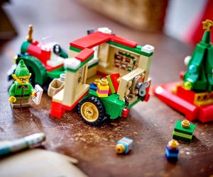 LEGO® Iconic 40746 - Камионът за доставки на Дядо Коледа