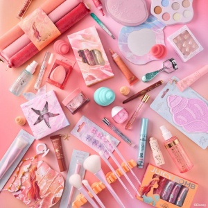 Essence Блестящ гланц за устни Disney THE LITTLE MERMAID с пептиди  