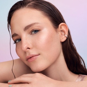 Essence Хайлайтър стик  Disney THE LITTLE MERMAID 